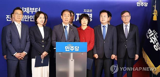 '진짜보수 민주보수 공동선언' (서울=연합뉴스) 김주형 기자 = 27일 서울 여의도 더불어민주당 중앙당사에서 열린 '진짜보수 민주보수 공동선언'에서 권오을 중앙선거대책위원회 국민대통합위원장과 허은아 전 개혁신당 대표, 최연숙 대구시당 선대위원장 등 참석한 인사들이 선언문을 낭독하고 있다. 2025.5.27 kjhpress@yna.co.kr