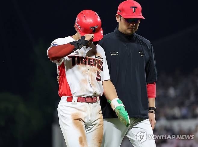 다리 부상으로 교체되는 김도영 (광주=연합뉴스) 조남수 기자 = 27일 광주기아챔피언스필드에서 열린 프로야구 키움 히어로즈와 KIA 타이거즈의 경기. KIA 김도영이 5회말 2사에서 2루도루에 성공한 뒤 다리 부상으로 대주자로 교체되고 있다. 2025.5.27 iso64@yna.co.kr