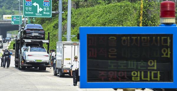 28일 오전 용인시 영동고속도로 양지톨게이트 인근에서 경기남부경찰청 고속도로순찰대와 한국교통안전공단 등 유관기관 관계자들이 교통법규 위반 화물차량 합동단속을 하고 있다. 2025.5.28 /이지훈기자 jhlee@kyeongin.com