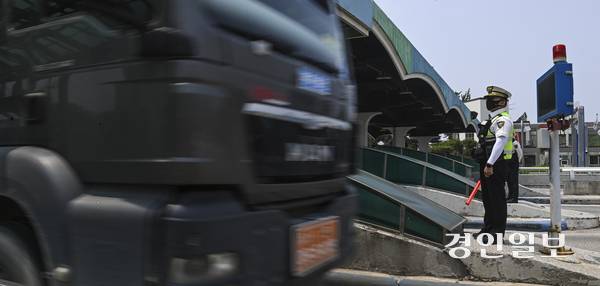 28일 오전 영동고속도로 양지톨게이트 인근에서 경기남부경찰청 고속도로순찰대와 한국교통안전공단 등 유관기관 관계자들이 교통법규 위반 화물차량 합동 단속을 하고 있다. 2025.5.28 /이지훈기자 jhlee@kyeongin.com