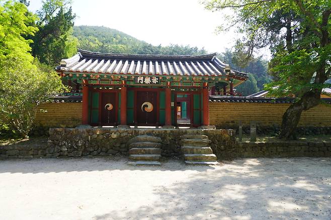 공부하는 즐거움이 깃든 곳으로 들어서는 문 ‘역락문(亦樂門)’이 활짝 열려 객을 반긴다.