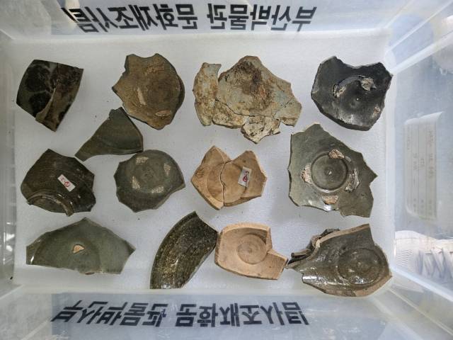 부산 동래구 온천동 요지에선 다양한 고려청자 조각을 비롯해 유약을 바르기 전 상태의 도자기 조각들도 발견됐다. 김효정 기자