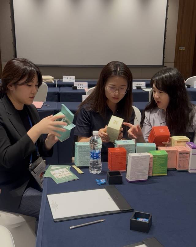 (주)빅빅팬 이서영 대표이사가 약사들이 만든 부산 기업 (주)영롱의 영양제들을 타이저우 하이보후이 공급망 유한공사 (台州海泊荟供应链有限公司)에 소개하며 수출 상담을 하고 있다. 박현미 대표 제공