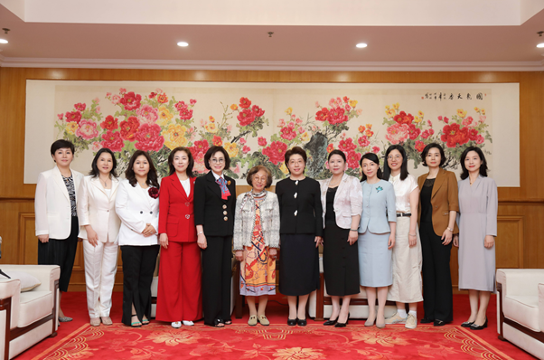 지난 20일 부산 여성기업 대표단이 중국 저장성 타이저우시 여성기업인협회와 첫 교류행사를 열고 기념촬영을 하고 있다. 박현미 대표 제공