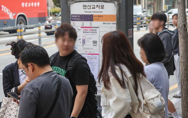부산지역 시내버스가 전면 파업에 돌입한 28일 오전 부산 연제구 연산교차로 버스정류장에 대체노선 안내문이 부착되어 있다. 시내버스는 오전 4시 20분 운행되는 첫차를 시작으로 147개 노선 운행이 차질을 빚고 있다. 김종진 기자 kjj1761@