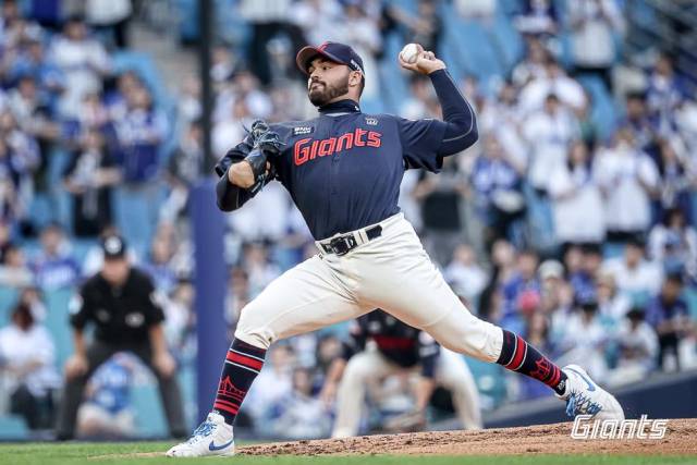 롯데 자이언츠 새 외국인 투수 알렉 감보아가 27일 대구삼성라이온즈파크에서 열린 2025 프로야구 삼성 라이온즈와 방문 경기에서 투구하고 있다. 연합뉴스