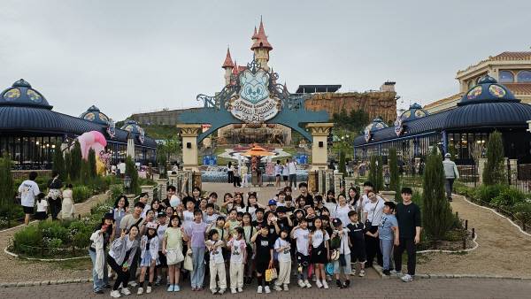 비안·구천초 체험참가 참가 학생들이 부산 롯데월드 어드벤처 입구에서 인솔 교사들과 단체 기념사진을 남기고 있다. 비안·구천초