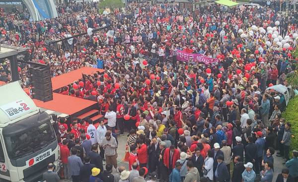 28일 영천역 광장에 국민의힘 김문수 후보 유세를 듣기 위해 지지자들이 모여 있다. 권오석 기자