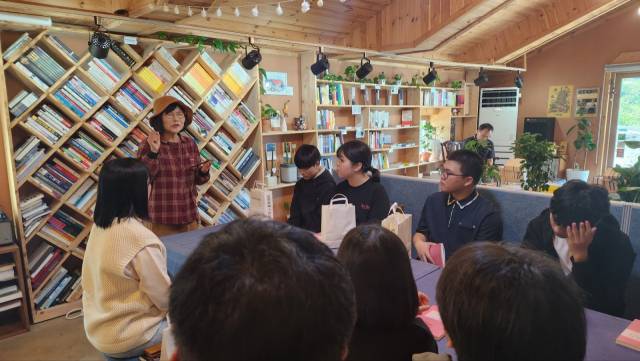 거제 동부중학교 학생들이 ‘거제대로 북스’에서 ‘거제대로 북스 가는 길’의 작가 옥명숙 시인을 만났다.
