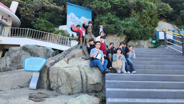 거제 동부중학교 학생들이 지심도 범바위섬.