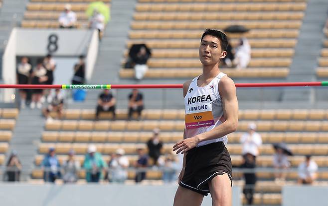 우상혁(용인시청)이 지난 27일 경북 구미시민운동장에서 열린 2025 구미 아시아육상선수권대회 높이뛰기 예선 2m15 1차시기 점프에 성공하고 있다. 연합뉴스