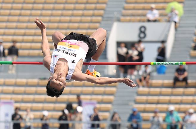 우상혁(용인시청)이 지난 27일 경북 구미시민운동장에서 열린 2025 구미 아시아육상선수권대회 높이뛰기 예선 2m15 1차시기 점프에 성공하고 있다. 연합뉴스