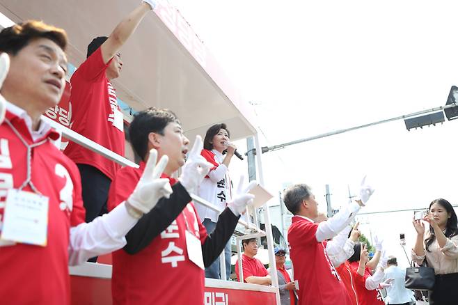 국민의힘 나경원 공동선대위원장이 28일 경북 안동 중앙신시장 앞에서 유권자들을 향해 김문수 대선 후보의 지지를 호소하고 있다.
