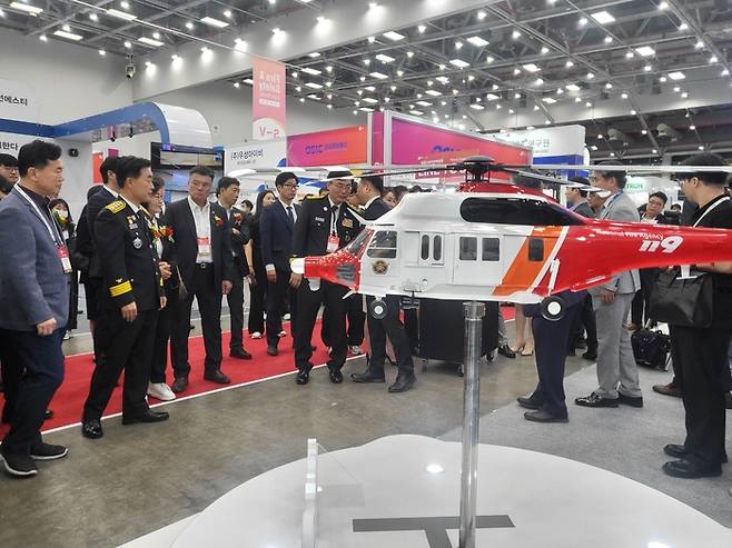 28일 대구 엑스코에서 개막한 '2025 국제소방안전박람회' 전시장내 KAI 부스에 수리온 소방헬기가 전시돼 있다. 이승엽기자sylee@yeongnam.com