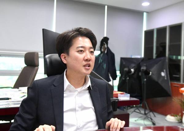 이준석 개혁신당 대선 후보가 지난달 28일 국회 의원회관 사무실에서 한국지방신문협회 취재단과 인터뷰를 하고 있다. 한국지방신문협회 공동취재단=경인일보 김우성 기자