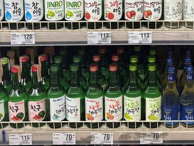 필리핀 마닐라의 한 대형마트에 진열된 현지 소주 '행복한'./사진=윤서영 기자 sy@