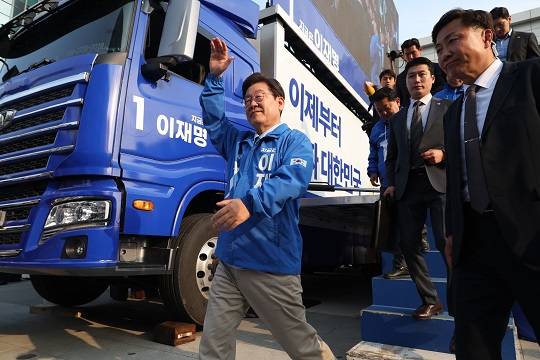 이재명 더불어민주당 대선 후보가 26일 경기 남양주 평내호평역 광장에서 유세를 마치고 시민들에게 인시하고 있다. 사진=뉴시스