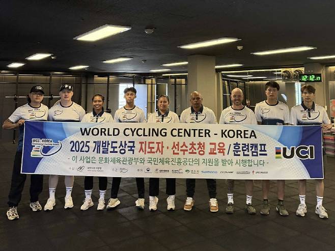 BMX 레이싱 캠프 참가 선수 및 지도자들이 함께 기념촬영을 하고 있다. 사진=대한사이클 연맹