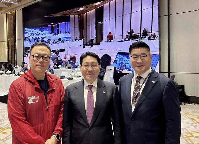 아시아사이클연맹 협력 집행위원인 이상현 대한사이클연맹 회장이 관계자들과 함께 기념촬영을 하고 있다. 사진=대한사이클연맹