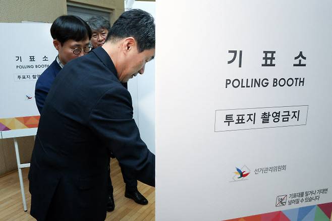 이주호 대통령 권한대행 부총리 겸 교육부 장관이 28일 서울 종로구 종로1·2·3·4가동 주민센터 사전투표소를 찾아 관계자로부터 사전투표 모의시험 진행 상황을 점검하고 있다.(사진=대통령실통신사진기자단)