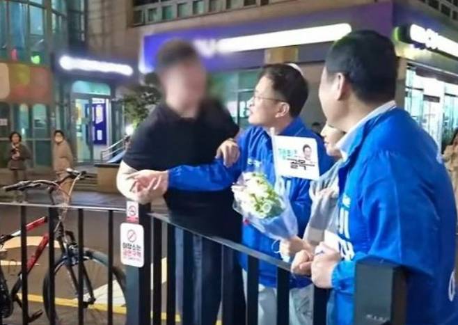 20대 남성이 박주민(가운데) 더불어민주당 의원에게 다가가 대화를 시도하고 있는 모습. (사진=박주민TV 캡처)