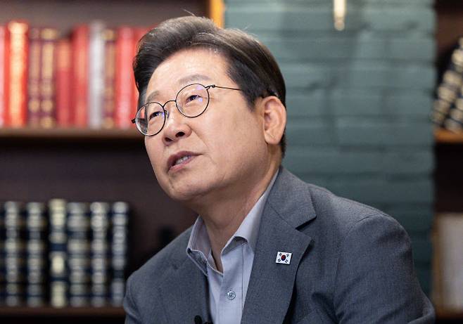 이재명 더불어민주당 대선 후보가 28일 서울 강남구의 한 스튜디오에서 열린 K-이니셔TV ‘1400만 개미와 한배 탔어요’ 유튜브 라이브에서 발언하고 있다. (사진=연합뉴스)