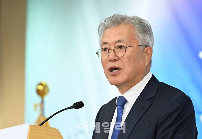 [이데일리 김태형 기자] 문재인 전 대통령이 25일 서울 여의도 국회도서관에서 열린 4.27 판문점선언 7주년 기념식에 참석해 기념사를 하고 있다.