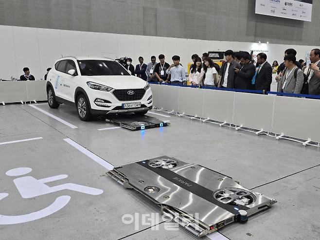 ‘2025 수원 ITS 아태총회’에서 HL로보틱스가 선보인 자율주행 주차로봇 ‘파키’ 구동 시연 장면. (사진=황영민 기자)