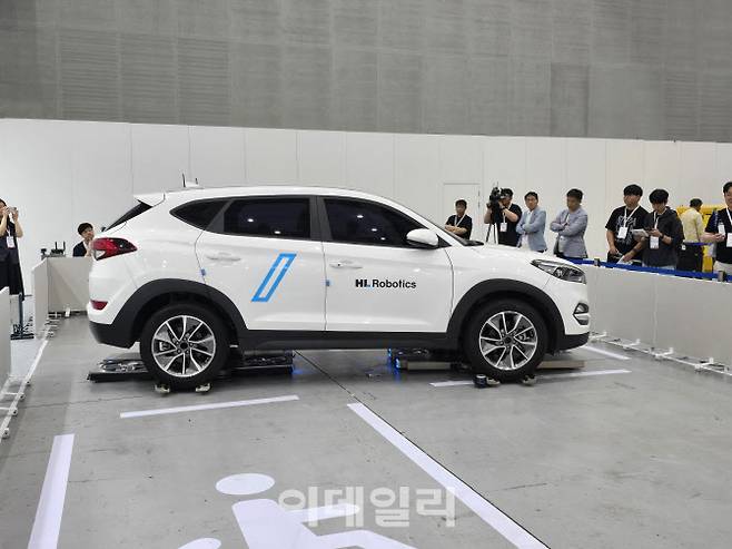 ‘2025 수원 ITS 아태총회’에서 HL로보틱스가 선보인 자율주행 주차로봇 ‘파키’ 구동 시연 장면. 좁은 공간에서 차량이 180도 회전하는 모습. (사진=황영민 기자)
