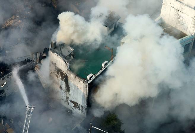 28일 오후 서울 중구 을지로 세운대림상가 인근의 한 건물에서 화재가 발생해 소방대원들이 화재 진압을 하고 있다. (사진=뉴시스)