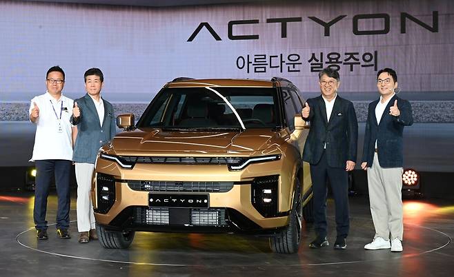 (왼쪽부터)지난해 8월 KGM 트랜스포메이션 데이에서 박장호 KGM 대표이사, 황기영 대표이사, 곽재선 회장, 곽정현 사업전략부문장이 포즈를 취하고 있다.