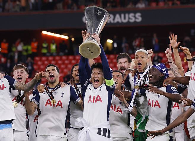 22일 유럽축구연맹(UEFA) 유로파리그(UEL) 우승 트로피를 들고 포효하는 토트넘 홋스퍼의 손흥민