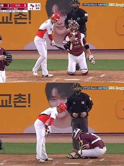 KIA 홍종표의 배트에 키움 김건희가 팔꿈치를 맞아 아파하고 있다