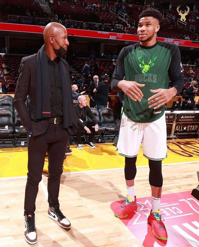 좌측 레이 앨런