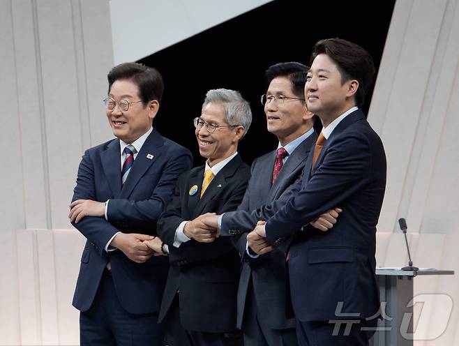 이재명 더불어민주당 대통령 후보(왼쪽부터), 권영국 민주노동당 대통령 후보, 김문수 국민의힘 대통령 후보, 이준석 개혁신당 대통령 후보가 27일 서울 마포구 상암동 MBC 스튜디오에서 진행된 정치 분야 TV토론회에 참석해 포즈를 취하고 있다. 2025.5.27/뉴스1 ⓒ News1 국회사진기자단