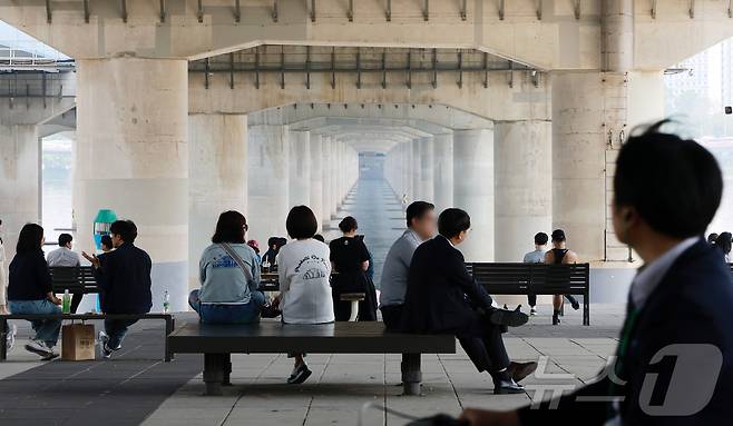 낮 기온이 최고 28도까지 오르며 초여름 날씨를 보인 27일 서울 영등포구 여의도 한강공원을 찾은 시민들이 더위를 식히고 있다. 2025.5.27/뉴스1 ⓒ News1 김진환 기자