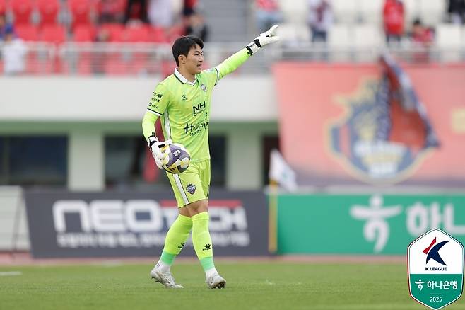 축구 관계자들로부터 호평을 받고 있는 김천 수문장 김동헌(한국프로축구연맹 제공)