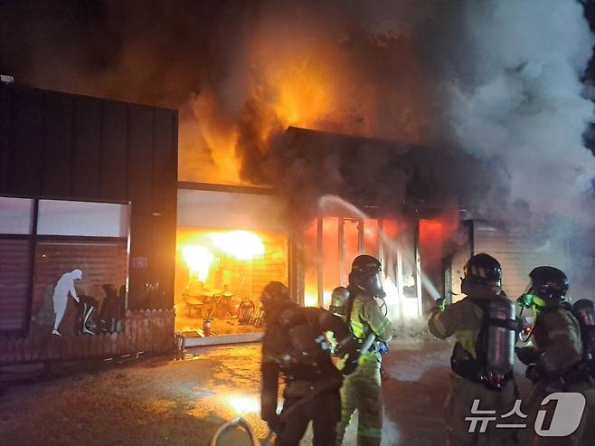 27일 오후 8시 53분께 전북 부안군 부안읍 한 자동차용품 판매점에서 불이 났다.(전북소방본부 제공.재판매 및 DB금)