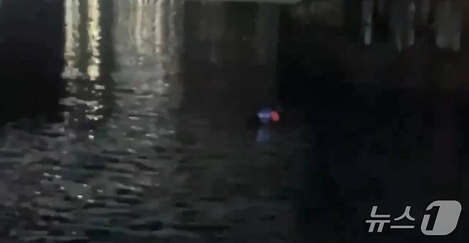 28일 해경이 영도 앞바다에 빠진 60대 남성을 구조하고 있다.(부산해경제공. 재판매 및 DB 금지)