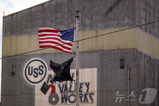 펜실베이니아 브래독에 위치한 US 스틸 에드가 톰슨 제철소 앞에 게양된 성조기가 휘날리고 있다. ⓒ AFP=뉴스1 ⓒ News1 류정민 특파원