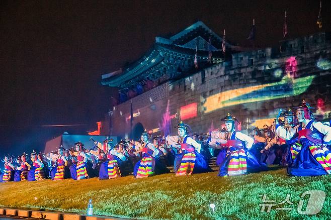 '2024 국가유산 미디어아트 진주성' 개막 공연 '진주 검무'(진주시 제공. 재판매 및 DB금지).