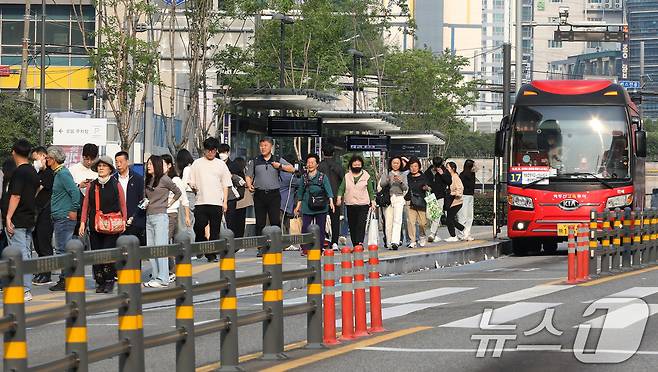 부산 시내버스 노조가 총파업에 돌입한 28일 오전 부산 부산진구 롯데백화점 부산본점 앞 시내버스 정류장에서 시민들이 시내버스 총파업에 따른 비상 노선 버스에서 하차하고 있다. 부산 시내버스 운행이 멈춘 건 준공영제 시행 18년 만에 처음이다. 2025.5.28/뉴스1 ⓒ News1 윤일지 기자