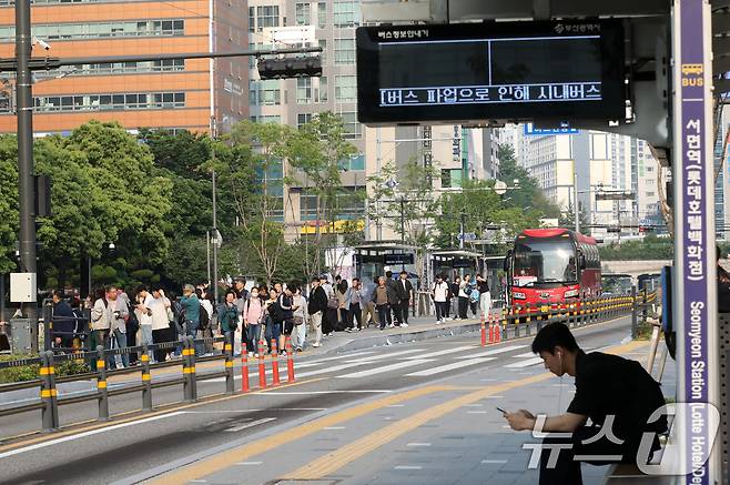 부산 시내버스 노조가 총파업에 돌입한 28일 오전 부산 부산진구 롯데백화점 부산본점 앞 시내버스 정류장에서 시민들이 시내버스 총파업에 따른 비상 노선 버스를 타고 있다.   2025.5.28/뉴스1 ⓒ News1 윤일지 기자