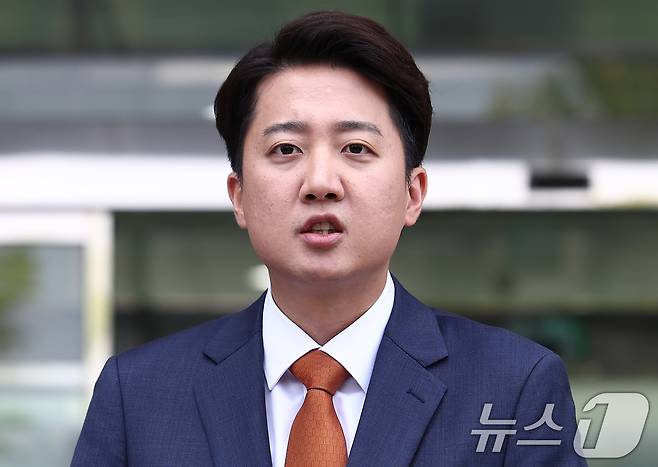 이준석 개혁신당 대통령 후보가 27일 오후 서울 여의도 국회 소통관 앞에서 긴급 기자회견을 하고 있다. 2025.5.27/뉴스1 ⓒ News1 김민지 기자