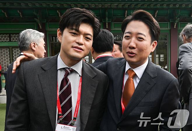 21일 서울 신라호텔에서 열린 제16회 조선일보 아시안리더십콘퍼런스(ALC)에 참석한 국민의힘 김용태 비상대책위원장과 이준석 개혁신당 대선 후보가 대화하고 있다. (조선일보 제공. 재판매 및 DB 금지) 2025.5.21/뉴스1