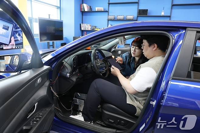 단국대 연구팀이 차량에 저장된 개인정보를 안전하게 삭제할 수 있도록 개발한 솔루션을 시연하고 있다. (단국대 제공. 재판매 및 DB금지)