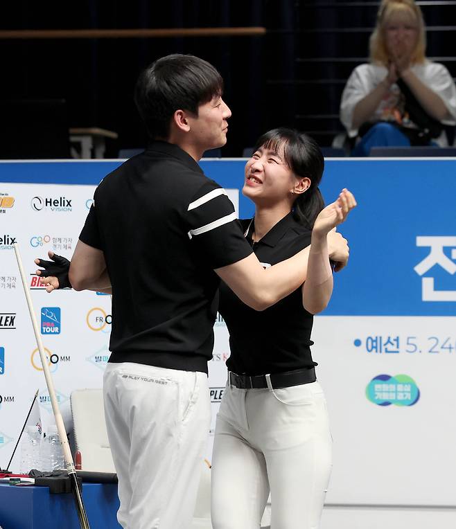 프로-동호인 대회에서 우승을 차지한 최혜미(오른쪽)-남윤형 조(PBA 제공)