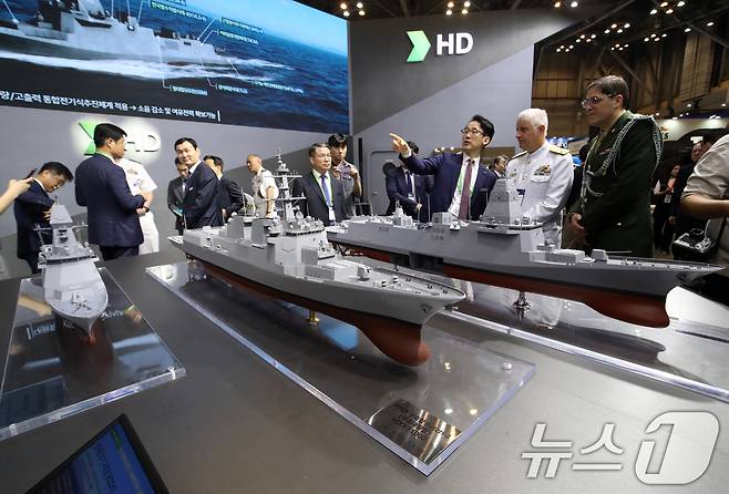28일 부산 해운대구 벡스코 제1전시장에서 열린 '2025 국제해양방위산업전(MADEX)'에서 참가자들이 HD현대중공업 부스를 찾아 최신형 호위함 등을 살펴보고 있다. 2025.5.28/뉴스1 ⓒ News1 윤일지 기자