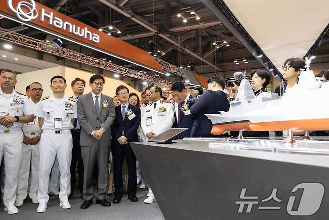 한국무역협회는 오는 31일까지 나흘간 부산 해운대구 벡스코에서 대한민국 해군, 대한민국해군협회와 공동으로 '국제해양방위산업전2025'를 개최한다고 28일 밝혔다. 박형준 부산시장, 윤진식 한국무역협회장 등 주요 인사들이 참가 부스에서 설명을 듣고 있다. (한국무역협회 제공. 재판매 및 DB 금지) 2025.5.28/뉴스1