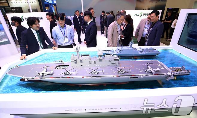 28일 부산 해운대구 벡스코 제1전시장에서 열린 '2025 국제해양방위산업전(MADEX)'에서 참가자들이 HJ중공업 부스를 찾아 해군 함정을 살펴보고 있다. 2025.5.28/뉴스1 ⓒ News1 윤일지 기자